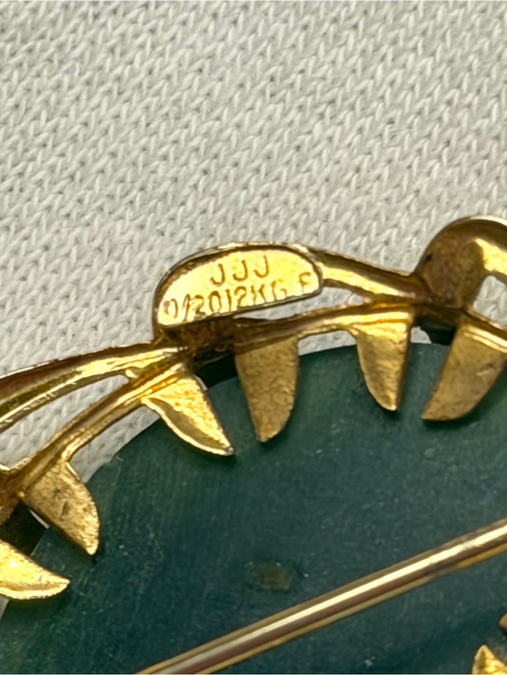 Vintage Jade 12k Gold Filled Brooch signed JJJ - Picture 4 of 4
